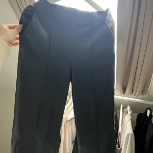 Skinnbyxor - Raka skinnbyxor från NA-KD. Sitter super snyggt! I storlek 36 passar mig som är 168cm lång