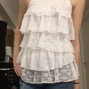 Volang topp/linne! Fest topp - ”Denna är egentligen en klänning men används som en topp!”Säljer denna sjukt söta men då de är för liten på mig. Är i storlek xxs kan man säga❤️ annars minde. Kan passa vissa. Kom privat för mer bilder elr mer! Märket är Lindex! Nyskick!