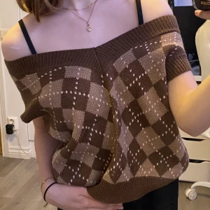 Stickad väst - En oversized stickad väst som jag TROR är från New Yorker. Man kan ha den off shoulder om man vill💕 Aldrig använd. 