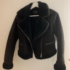 Pull and bear  - Pull and bear jacka i stl XS,  Säljer då den är lite liten för mig.  Köpte för 599kr Bra skick😍
