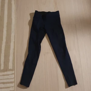 Ridbyxor  - Dom är skit sköna as snygga fett coola skit bekväma att rida i hoppas ni gillar dom. Det är också använda 2 gånger kostar i normal butik 499 så jag bjussar på den🤭