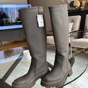 Stövlar 37 - Mossgröna militärgröna stövlar i stlr 37. Inköpta på Zara med taggar kvar. Helt nya.