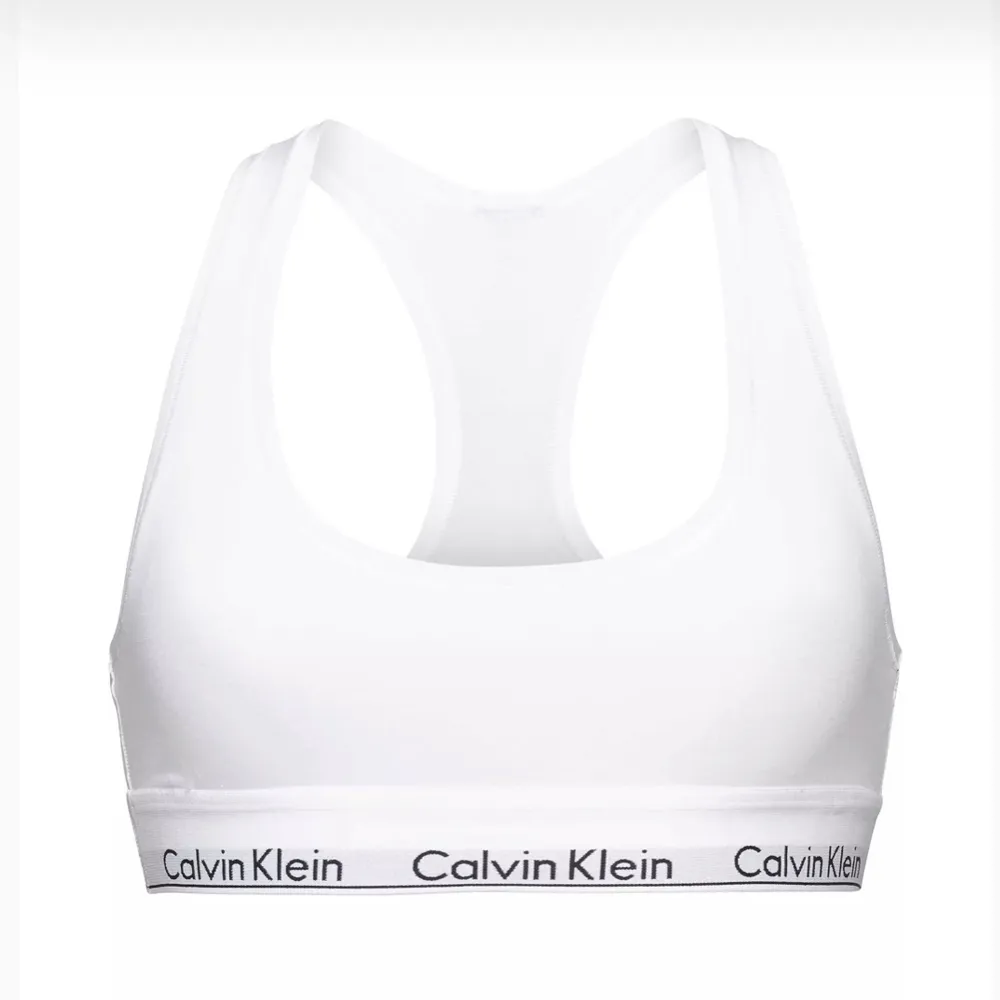 Säljer denna supersköna vita Calvin Klein braletten för endast 80kr  (org pris 399). Toppar.