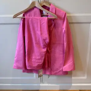Helt ny oanvänd rosa kostym från H&M. Byxor 36, kavaj S