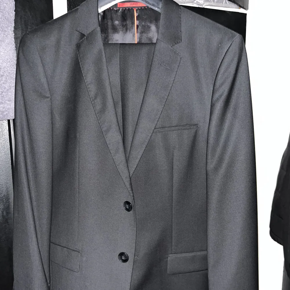 Komplett hugo boss kostym köpt på hugo boss affär göteborg Storlek 48-Medium använd 1 gång på ett bröllop, för liten nu. Köptes för 3200 säljs för 2000kr Tar bara plats i garderoben. Puvut & Bleiserit.