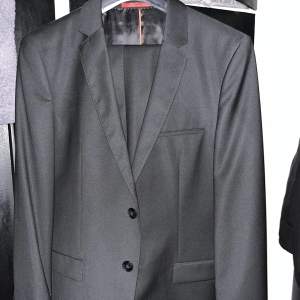 Komplett hugo boss kostym köpt på freeport/hede outlet hugo boss affär Storlek 48-Medium Ej använd, för liten Köptes för 3200 säljs för 2000kr Tar bara plats i garderoben