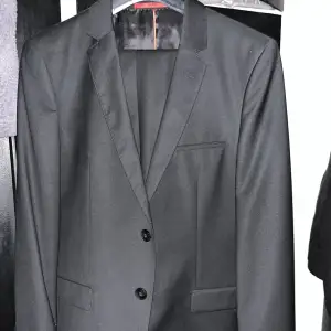 Komplett hugo boss kostym köpt på hugo boss affär göteborg Storlek 48-Medium använd 1 gång på ett bröllop, för liten nu. Köptes för 3200 säljs för 2000kr Tar bara plats i garderoben