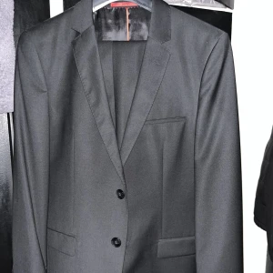 Hugo boss kostym komplett - Komplett hugo boss kostym köpt på hugo boss affär göteborg Storlek 48-Medium använd 1 gång på ett bröllop, för liten nu. Köptes för 3200 säljs för 2000kr Tar bara plats i garderoben