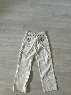 Low-waist cargos beige - Säljer nu mina ascoola beiga cargobyxor i storlek M (men passar S) Skulle säga att de är perfekta för någon som är runt 165 lång💞💞