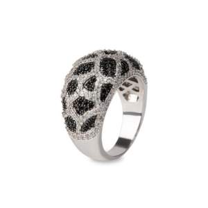 En silverpläterad leopardmönstrad ring som är fylld med handinfattade Cubic Zirconia stenar. Nypris 790 SEK. Ser jätte fin ut på toppen men repig på sidor och säljs därav billigt. 