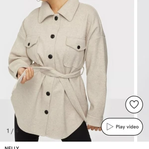 Kappa  - Beige kappa från Nelly som är slutsåld , storlek 32 men skulle säga att den passar en 34/36 med köpt för 700