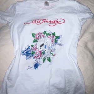 Ed Hardy t-shirt  - Hej säljer min t-shirt pågrund av att den tyvärr inte går till användning. Storlek xs-s och är sprillans ny! Dock har den en liten brun fläck längst ner men den syns knappast