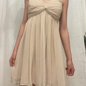 Klänning - Jätte söt klänning likt en av bella swans klänningar, okej skick🙏