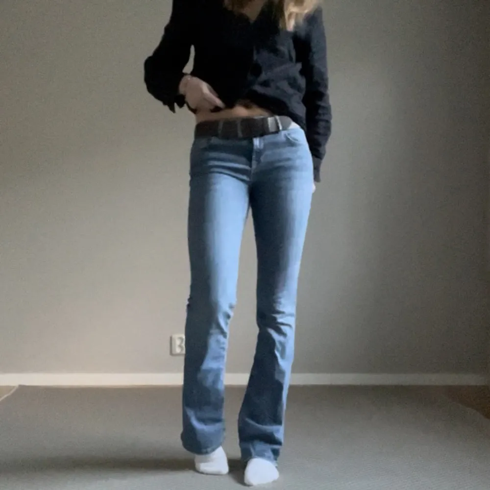 Blå jeans från zara i stl 34. Använda enstaka gånger i fint skick. Modell JEANS ZW THE LOW RISE BOOTCUT. Jag är 167cm för preferens💙   . Jeans & Byxor.