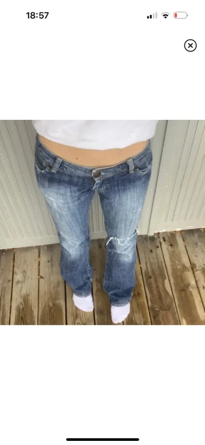 Lågmidjade jeans  -  säljer nu tyvärr men är super fina låg midja det är jeans på grund av att de inte passar mig så bra. Superbra skick har bara lite liten skada på slutet av byxan❤️💕