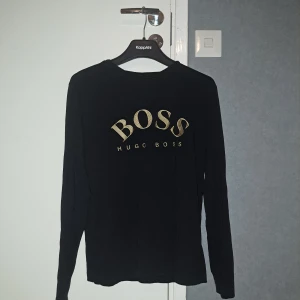 hugo boss tröja  - hugo boss tröja top skick nypris 899 säljer för 400 