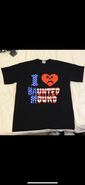sematary hauntedmound tshirt - rare sematary haunted mound tshirt köpt ifrån sommar droppet 2022! 😍🫶❤️😁pris kan diskuteras! storlek L