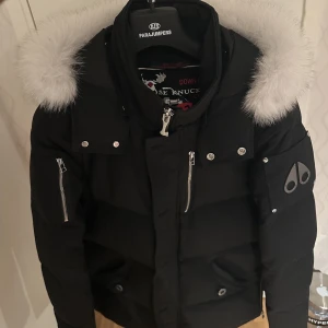 Moose knuckles  - Köpt förra året i september, i nyskick, mkt välbehållen. Kvitto o tags finns. 5 ytterfickor, 2 innerfickor. Köpt i thernlunds i Mall of Scandinavia Sthlm för 12000kr. Säljer pga ingen användning längre. Pris kan diskuteras vid snabb affär!