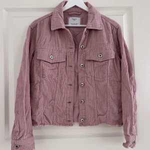 Rosa jacka från Bershka - Rosa jacka från Bershka i manchester mönster. Mycket sparsamt använd och fortfarande i väldigt fint skick! 