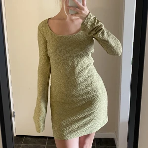 Klänning från Nelly - Superfin strukturerad klänning från Nelly med öppen rygg. Tyvärr är den lite för stor för mig, därav bara använd 1 gång. Pris kan diskuteras 🫶🏻