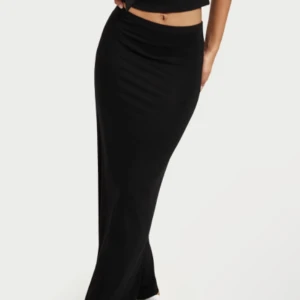 Långkjol - Svart Långkjol från Nelly i storlek S