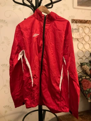 Umbro vindjacka  - En vindjacka från Umbro i nyskick. Storlek XL men passar enligt mig även L! Möts upp men kan också frakta!