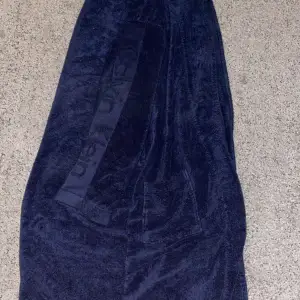 Mörkblå morgonrock från calvin klein. Nästan aldrig använd. M/S