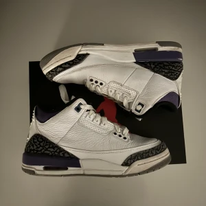 Jordan 3 dark iris  - Det är ett par Jordan 3 dark iris. Skicket är mycket bra knappast använda.. Köpt från pardonmykicks för 2999kr. Priset kan diskuteras 