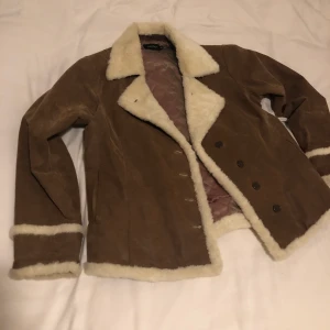 Vintage sherling jacka 44 - Vintage sherling jacka från pret-a-porter, i mycket gott skick. Storleken på lappen är 44 vilket stämmer väl. Byst: 53cm x2. Längd: 70cm. Köparen står för frakt. Dma gärna vid frågor eller funderingar!