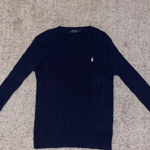 Ralph lauren tröja  - Ralph lauren crewneck med broderat mönster. Storlek S(liten i storleken) Passar både tjejer och killar