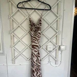 Shein klännkng  - Långklänning från shein som endast är använd 1 gång. Den är i jätte bra skick! Tyvärr kan jag inte hitta den på shein då den inte säljs där mer.