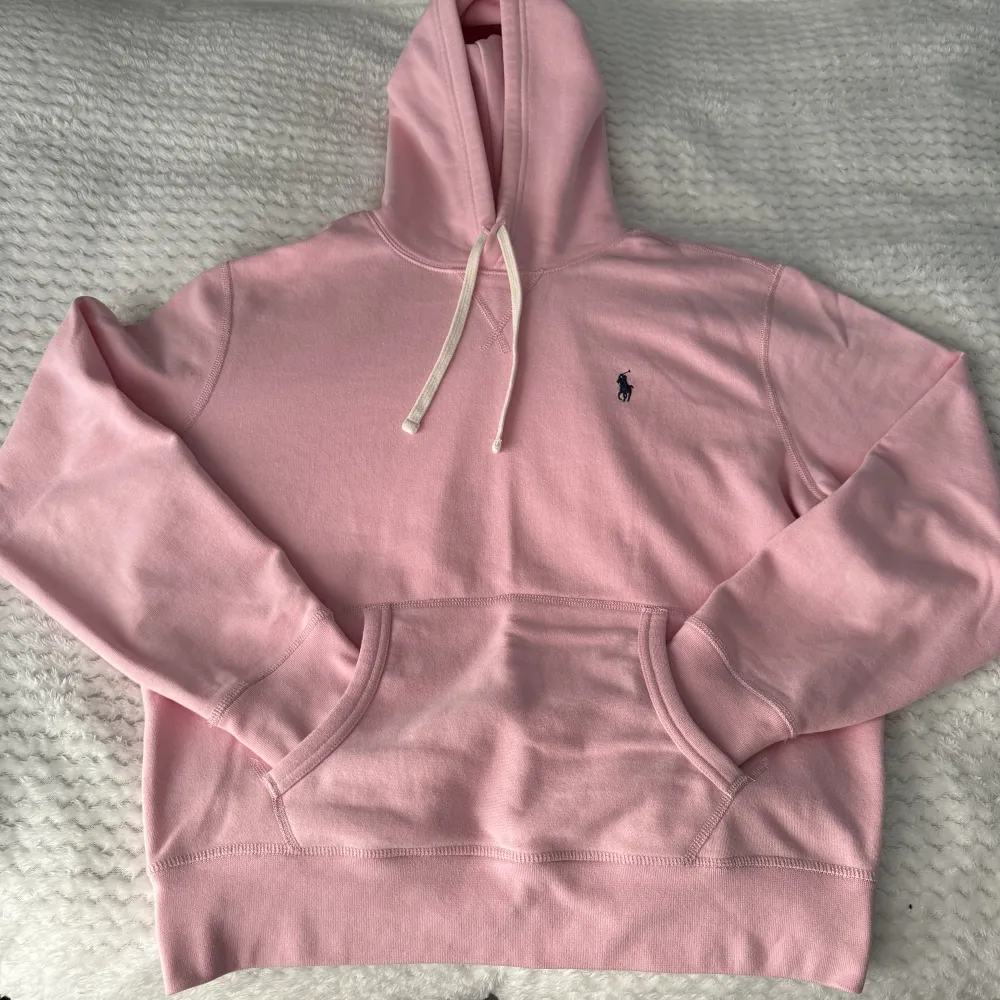 Polo ralph lauren RL fleece hoodie Rosa Storlek Medium  Tröjan är i mycket fint skick. Endast använd ett fåtal gånger. Hoodies.