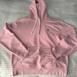 Polo Ralph Lauren RL Fleece Hoodie Rosa Medium - Polo ralph lauren RL fleece hoodie Rosa Storlek Medium  Tröjan är i mycket fint skick. Endast använd ett fåtal gånger