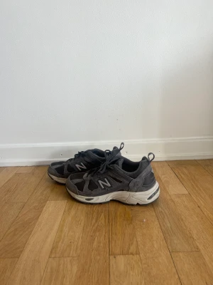 New balance  - New balance sneakers i storlek 36. Knappt använda.