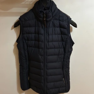 PJS VÄST  - En fin marinblå pjs väst med beige insida. Fyra små hål som knappt syns. Pris går att diskutera. 