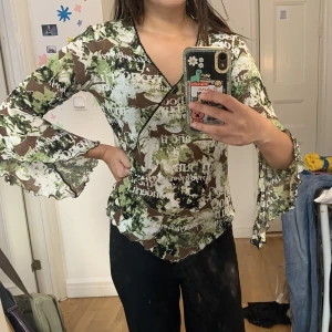 Topp - Cool topp med volangdetaljer på armarna☘️