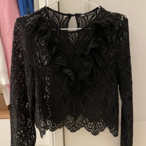 Topp Zara - Säljer denna populära toppen ifrån zara då den inte kommer till andvändning. Tröjan är i super skick då jag andvänd den vid få tillfällen. Skriv privat för fler bilder 🥰