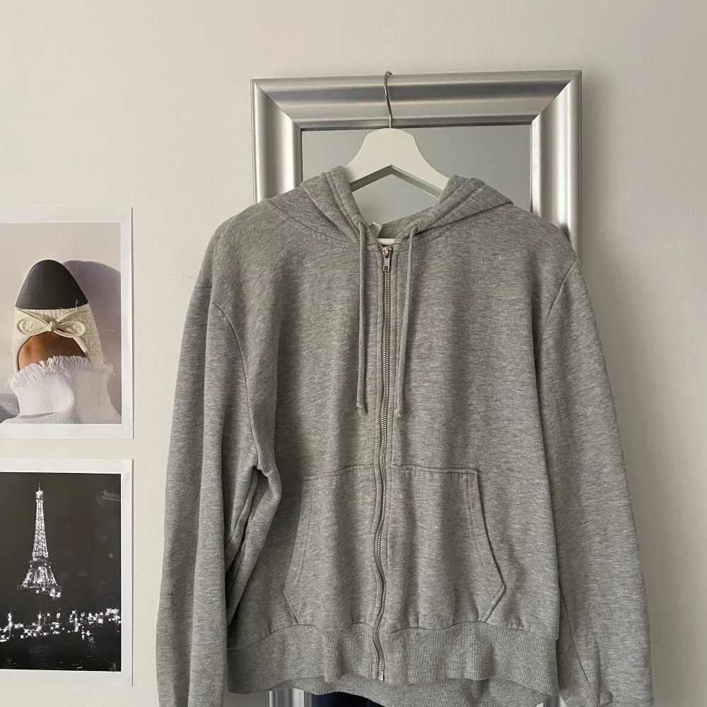 Grå zip hoodie från H&M 🤍 rätt använd, storlek L men skulle säga att den är M ✨ 100kr exklusive frakt . Hoodies.