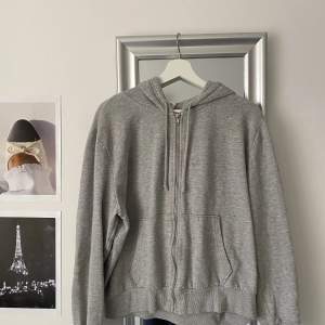 Grå zip hoodie från H&M 🤍 rätt använd, storlek L men skulle säga att den är M ✨ 100kr exklusive frakt 