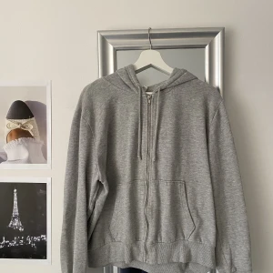 Zip hoodie  - Grå zip hoodie från H&M 🤍 rätt använd, storlek L men skulle säga att den är M ✨ 100kr exklusive frakt 
