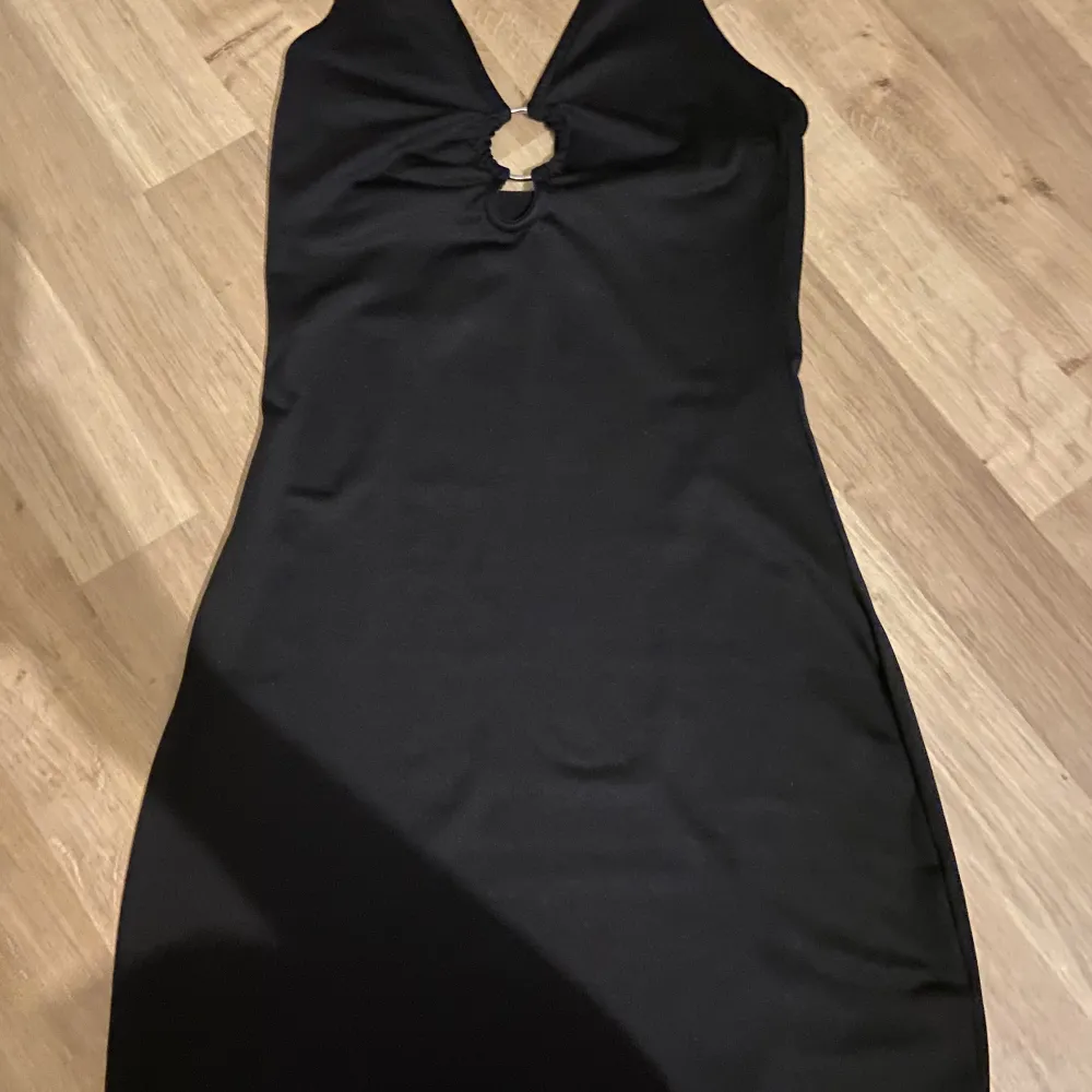 Köp två svarta klänningar tillsammans. Ingen tecken av användning. Ordinarie pris 250kr för båda klänningarna.. Klänningar.