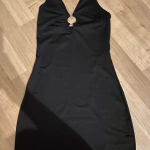 Köp två svarta klänningar tillsammans. Ingen tecken av användning. Ordinarie pris 250kr för båda klänningarna.