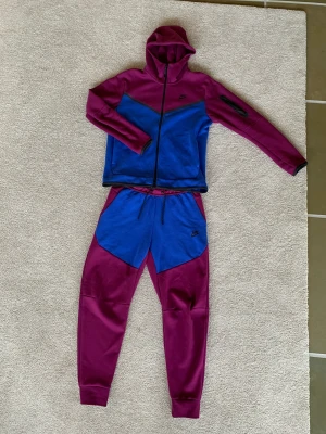 Nike Tech Fleece Sangria sällsynt - Säljer en sällsynt Nike Tech Fleece i färgen Sangria som jag knappt använt. Storlek M i både byxorna och koftan.   Koftan 800kr Byxorna 700kr  Tillsamans 1400
