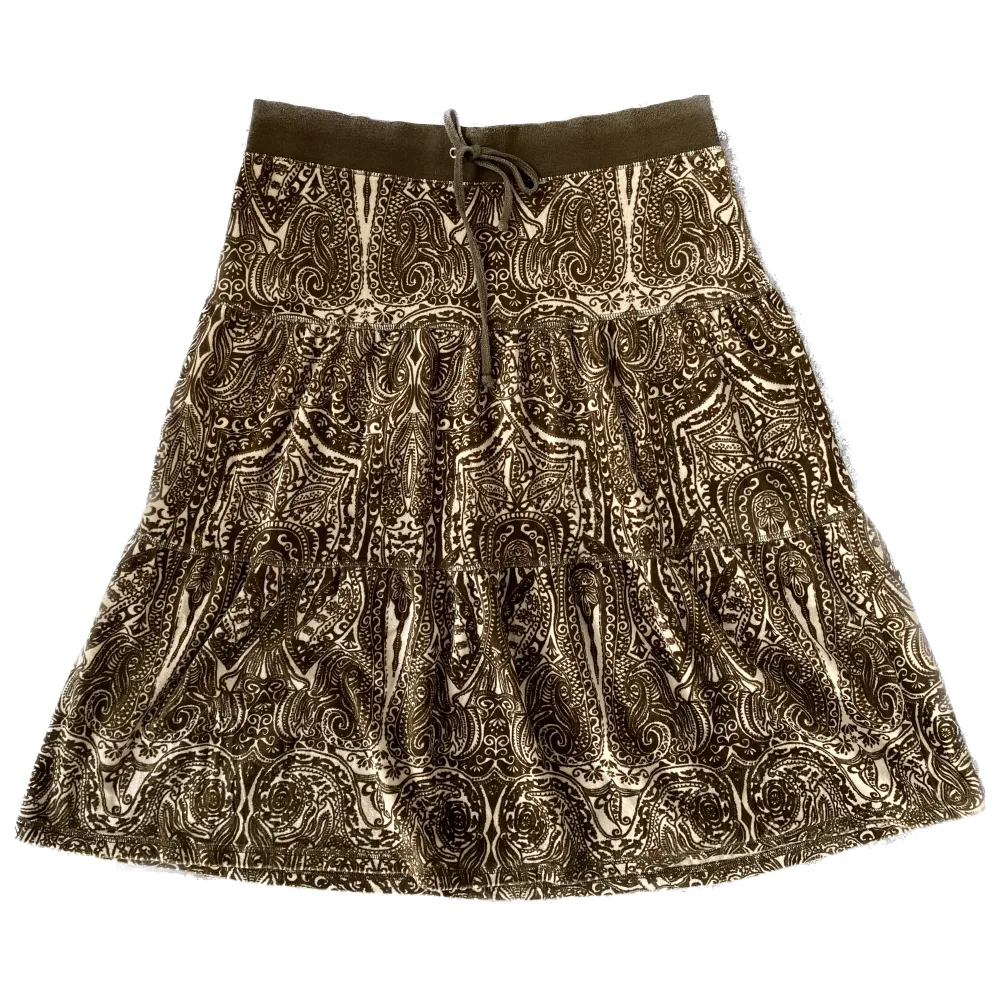 Sååå fin kjol från juicy couture! Inte sätt några defekter. Strlk M, mått; 42cm i midjan (mätt rakt över) och 70cm i kjollängd.. Kjolar.
