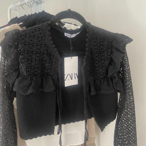 Gullig kofta från zara - Säljer denna gulliga koftan från zara nu då den är för liten💗 prislappen är fortfarande på!