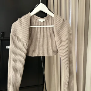 Bolero - Bolero köpt på H&M i en brun/beige färg🤍 Endast använd en gång. Storlek xs. 