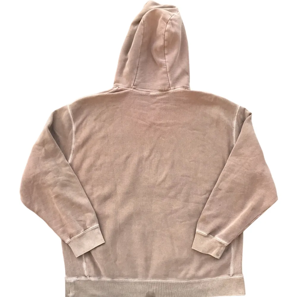 Snygg brun washed hoodie från GAP. Mysigt typ på insidan och i fint skick! Storlek XL men passar L. Ställ gärna frågor😊. Hoodies.