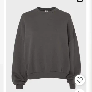Sweatshirt- Nelly - Använd cirka 1-2 gånger.  Storlek Xs 