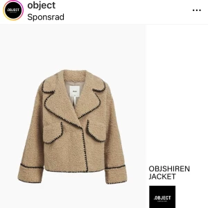 OBJSHIREN JACKET - Vinterjacka  - Väldigt trendig teddyjacka med svarta sömmar! Helt oanvänd då jag beställde två stycken i olika storlekar.   Nypris 1200kr! 