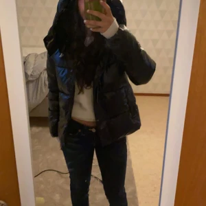 Jacka - Säljer min snygga vinterjacka som knappt är använd. Skriv vid frågor och priset går att diskuteras❤️